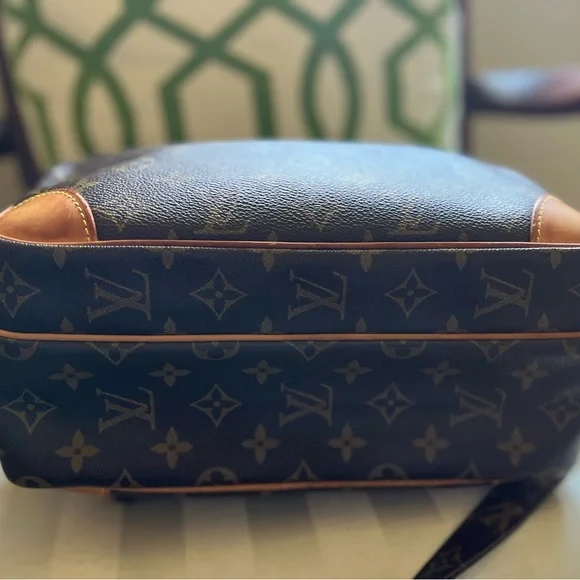 100% Authentic Louis Vuitton Vintage Monogram Canvas Nile Messenger Bag - Picture 5 of 16